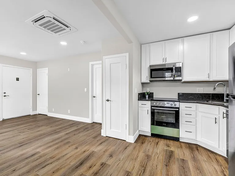 Kitchen / Dining Area