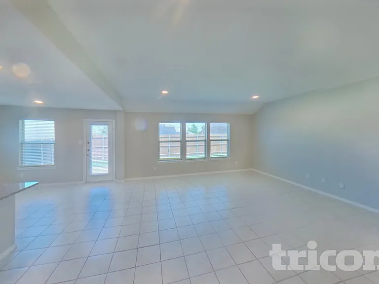 1002 Meadow Wood Ln — Photo 3