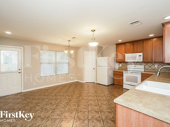 5th image of 1010 Magnolia Bnd