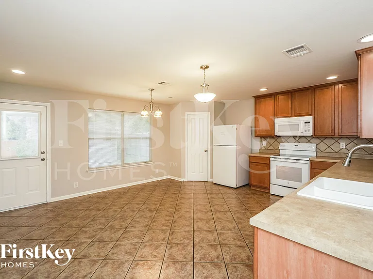 1010 Magnolia Bnd — Photo 5