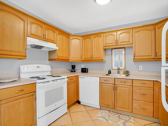 2nd image of 2621 NE 1st St APT 9