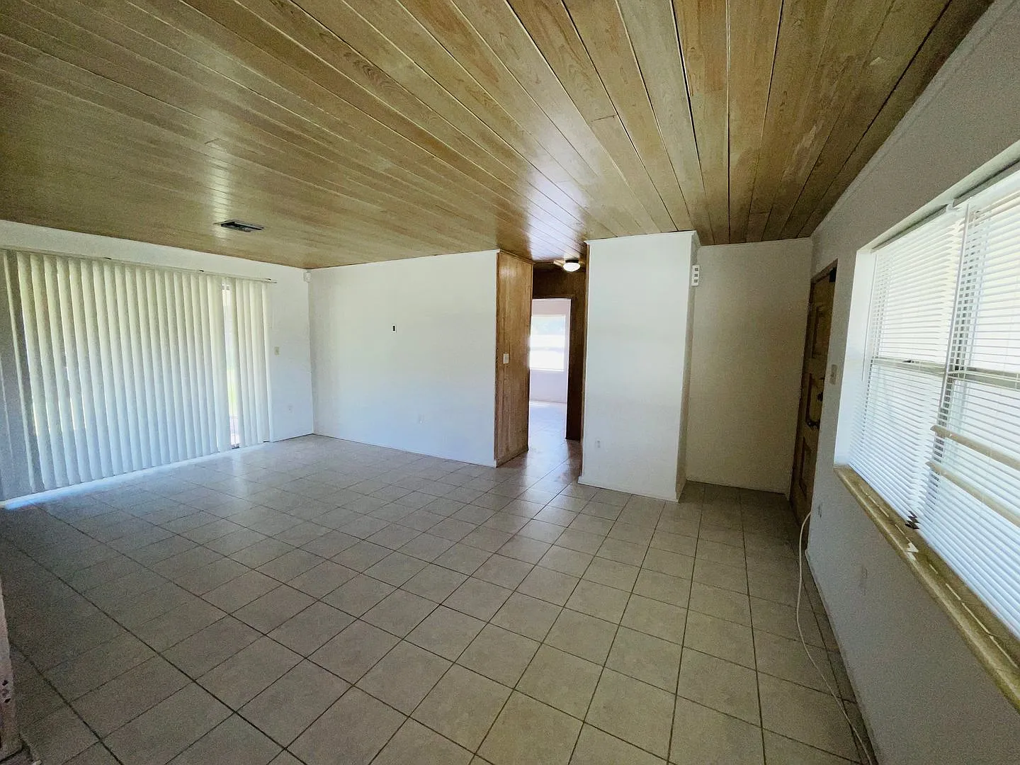 2 Bedroom 1 Bath - Minutes away from Downtown Fort Pierce — Photo 3