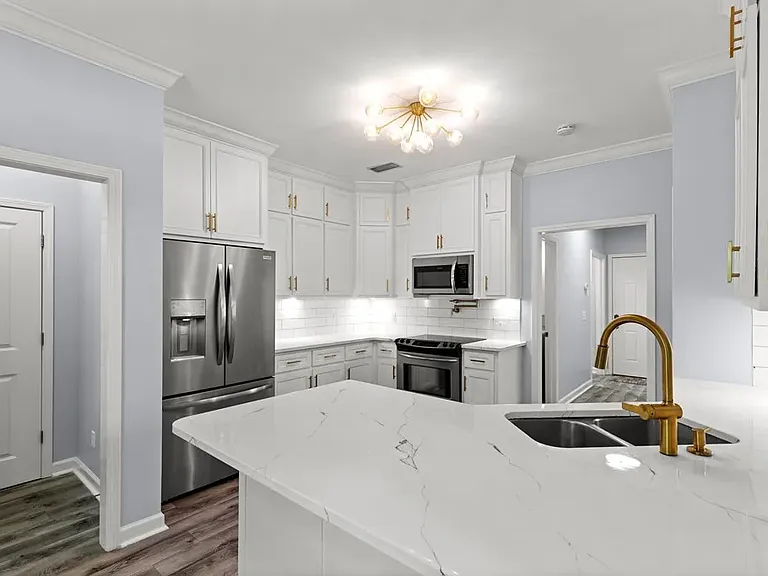 221 Veritas Dr — Photo 2