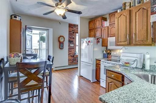 5th image of 33 Carlton St Unit 3