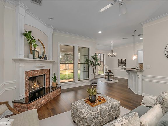 4th image of 842 Entrada St