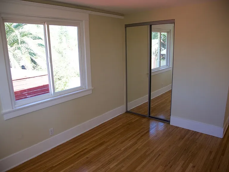 1433 Talmadge St — Photo 17
