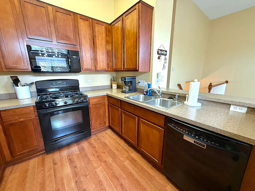 3 bed, $2,395 — Photo 4