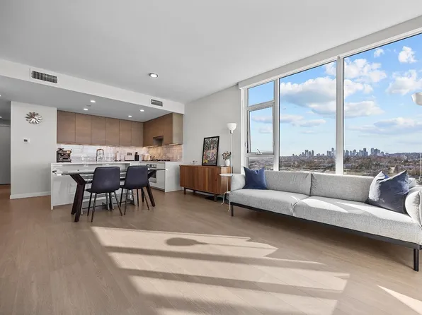 2186 Gilmore Ave N #2202, Burnaby, BC V5C 1V4