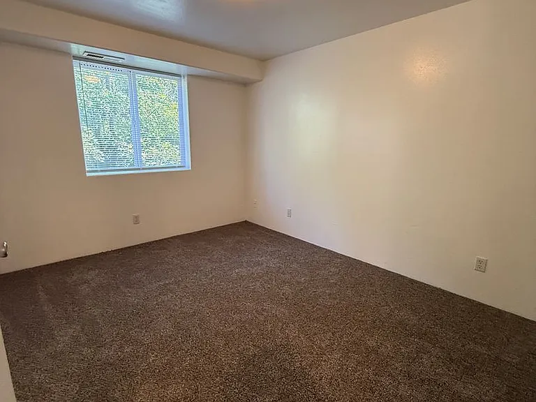754 N Riverside Ave — Photo 10