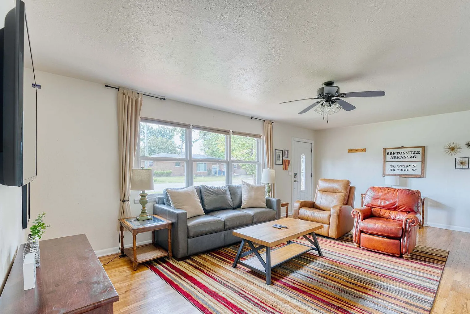 3 bed, 2.0 bath, 1291 sqft, $2,651 — Photo 2