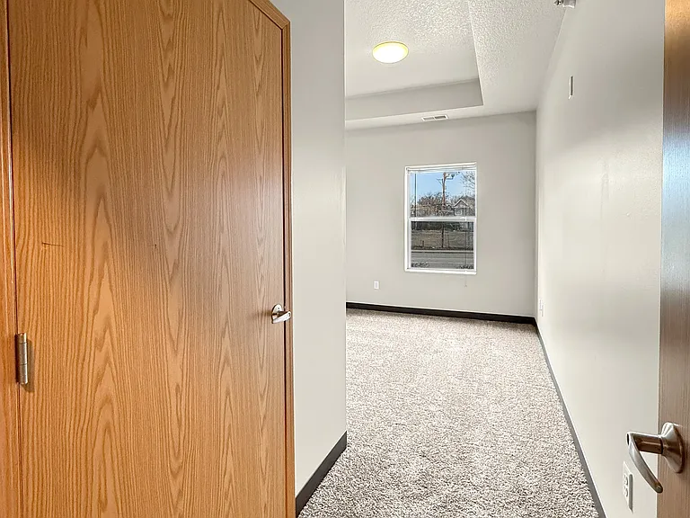 West Broadway Crescent — Photo 10