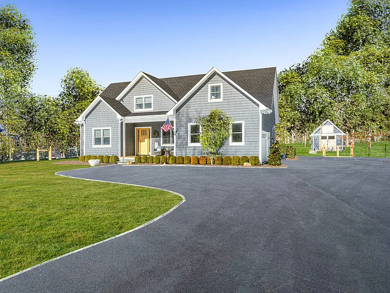 50 Squires Blvd — Photo 1