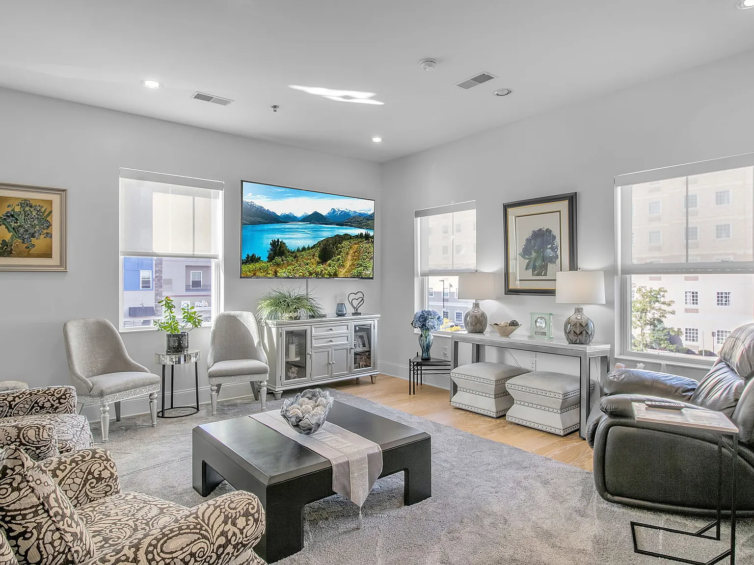 The Exchange Luxury Apartments — Photo 2