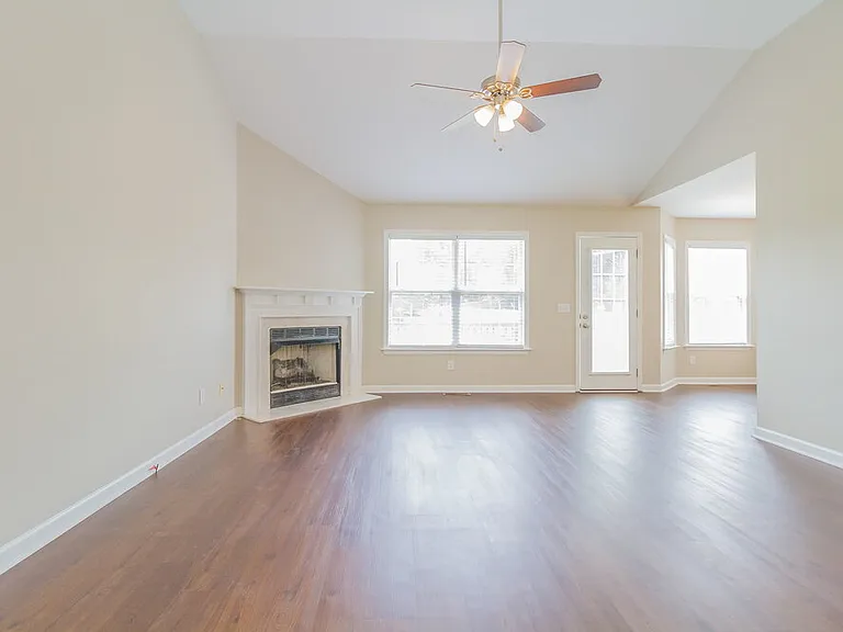 2619 Danbury Cir — Photo 3