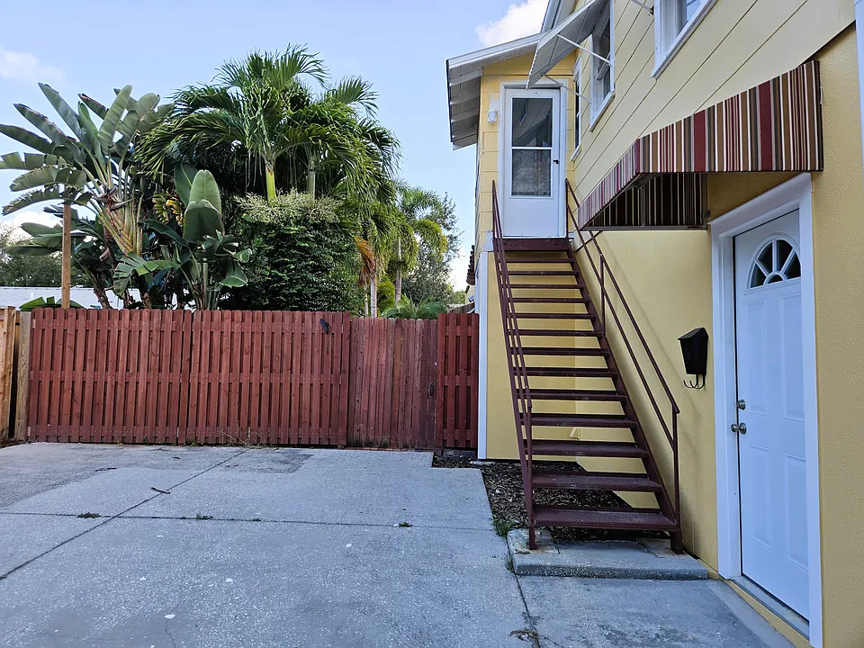 1716 Bay St NE #1