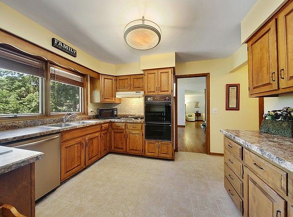 5th image of 10S336 Hampshire Ln E