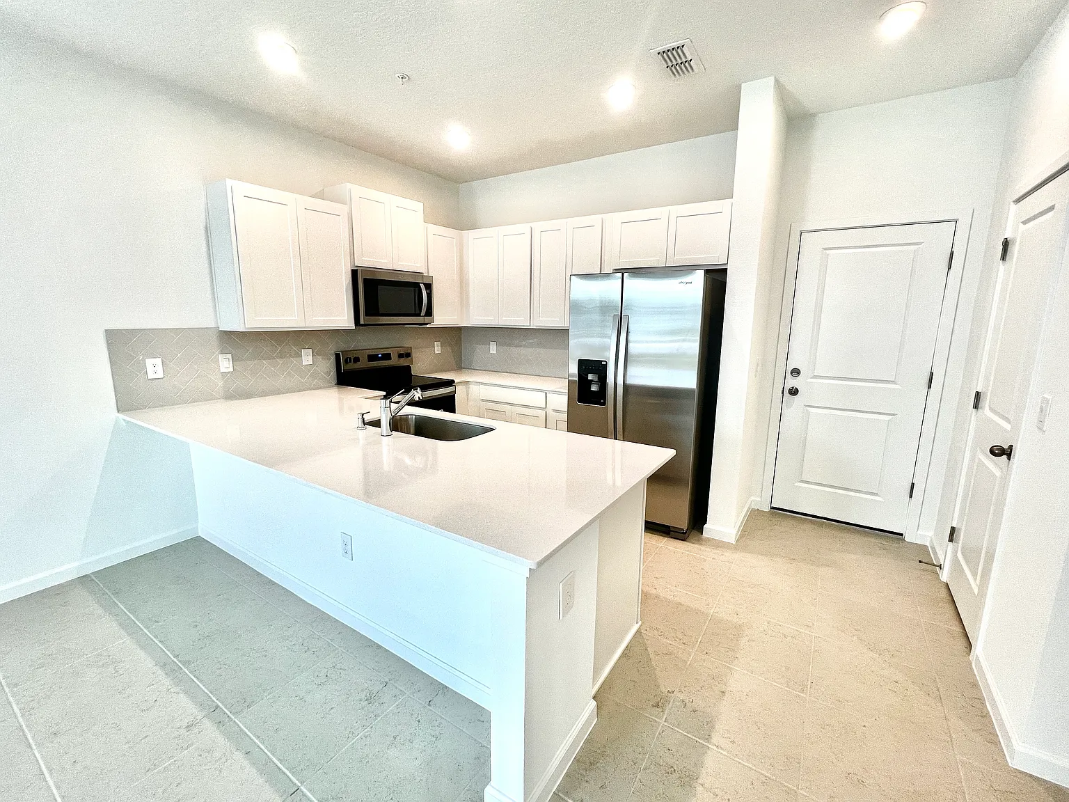 4 bed, 2.5 bath, 1678 sqft, $2,450 — Photo 4