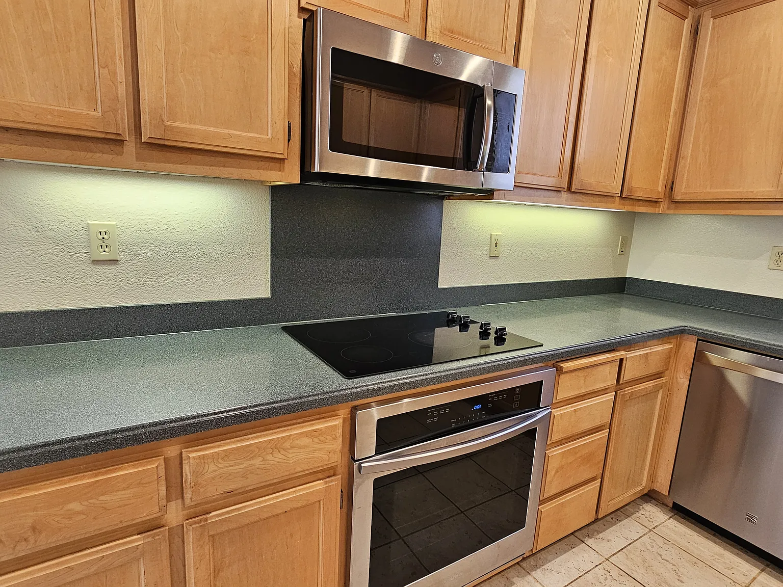 3 bed, 2.5 bath, 1635 sqft, $4,300 — Photo 4