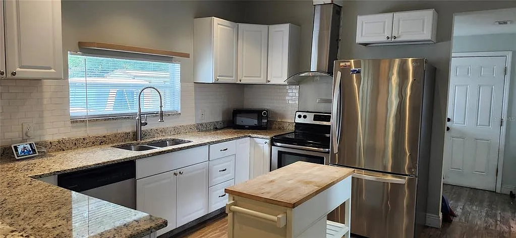 3 bed, 1.0 bath, 1018 sqft, $2,200 — Photo 3