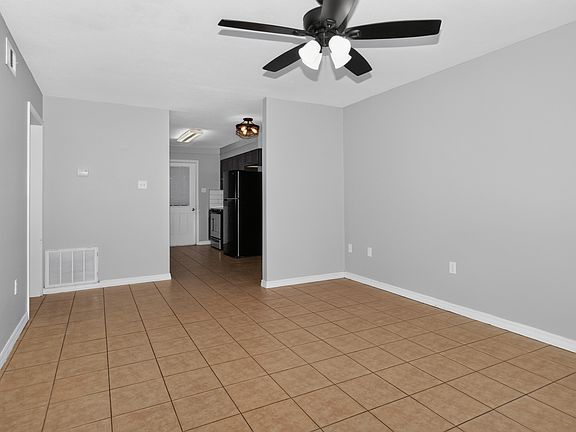 4th image of 15 Macarthur Dr