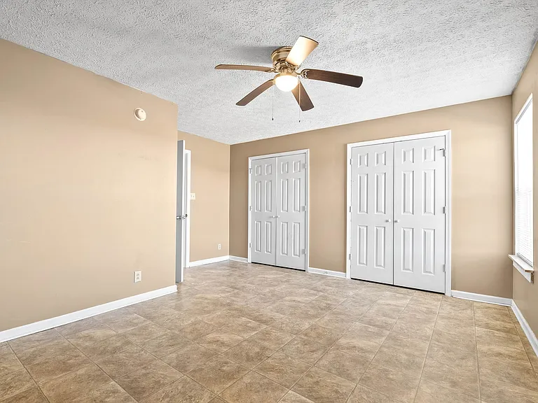 Thompsonville Ln — Photo 14