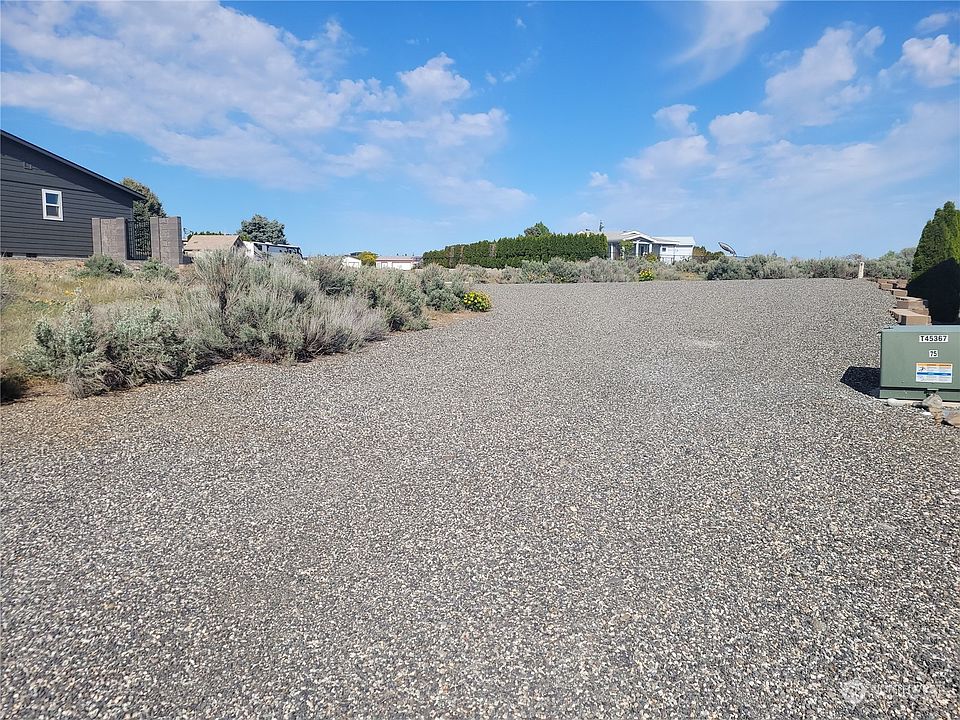 2nd image of 407 Apricot Pl SW