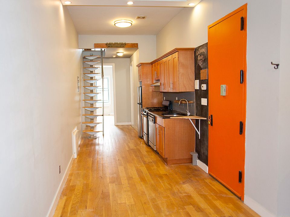 1st image of 325 Melrose St APT 1R