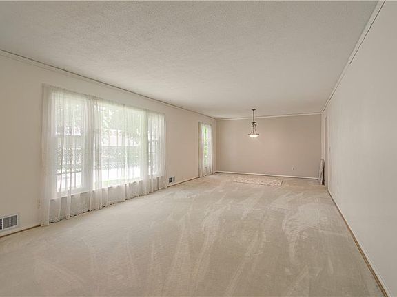 4th image of 15 W Bridlespur Dr
