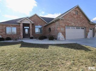 3724 Grandview Ct, Pekin, IL 61554