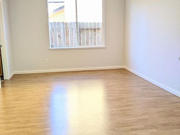 5th image of 418 Kensington Way