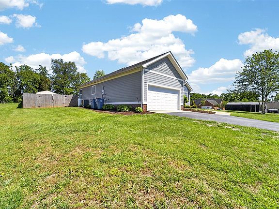 3rd image of 424 Crossfield Way