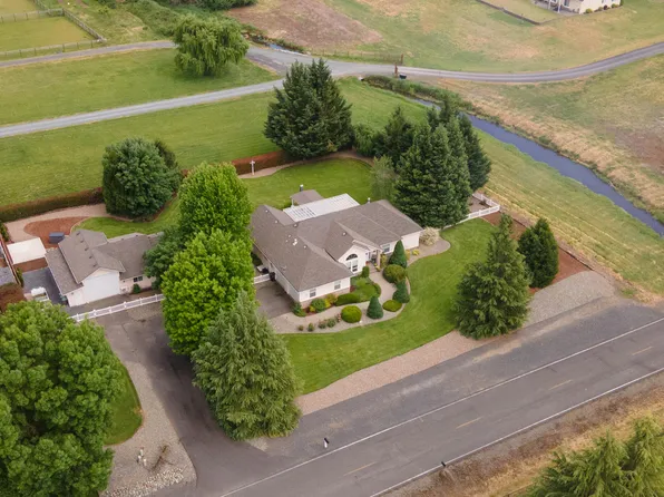 975 Felicia Ln, Grants Pass, OR 97527