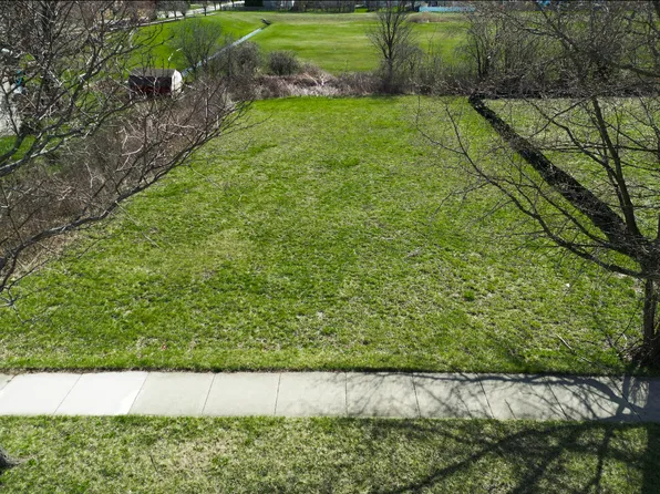 975 Belle Plaine Ave, Gurnee, IL 60031