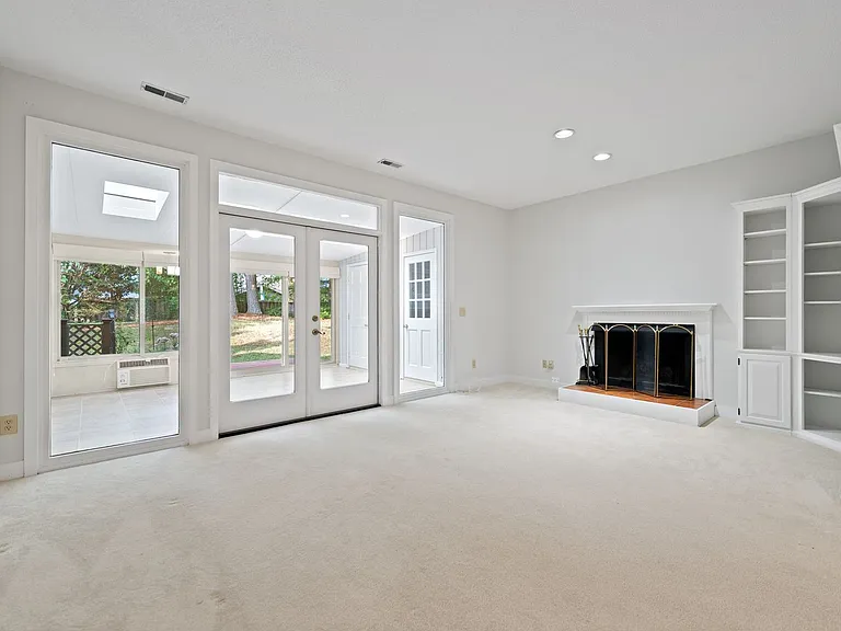 1 Weybridge Pl — Photo 2