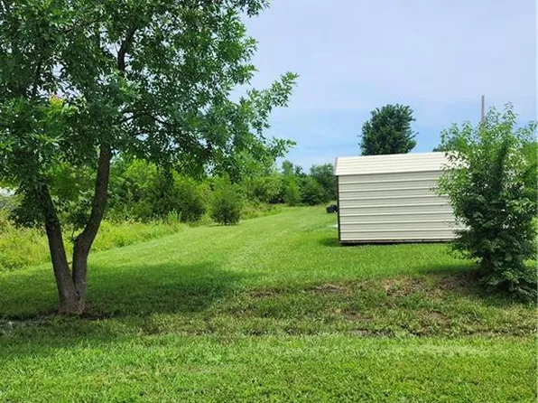 1 Palomino Dr, Linn Valley, KS 66040