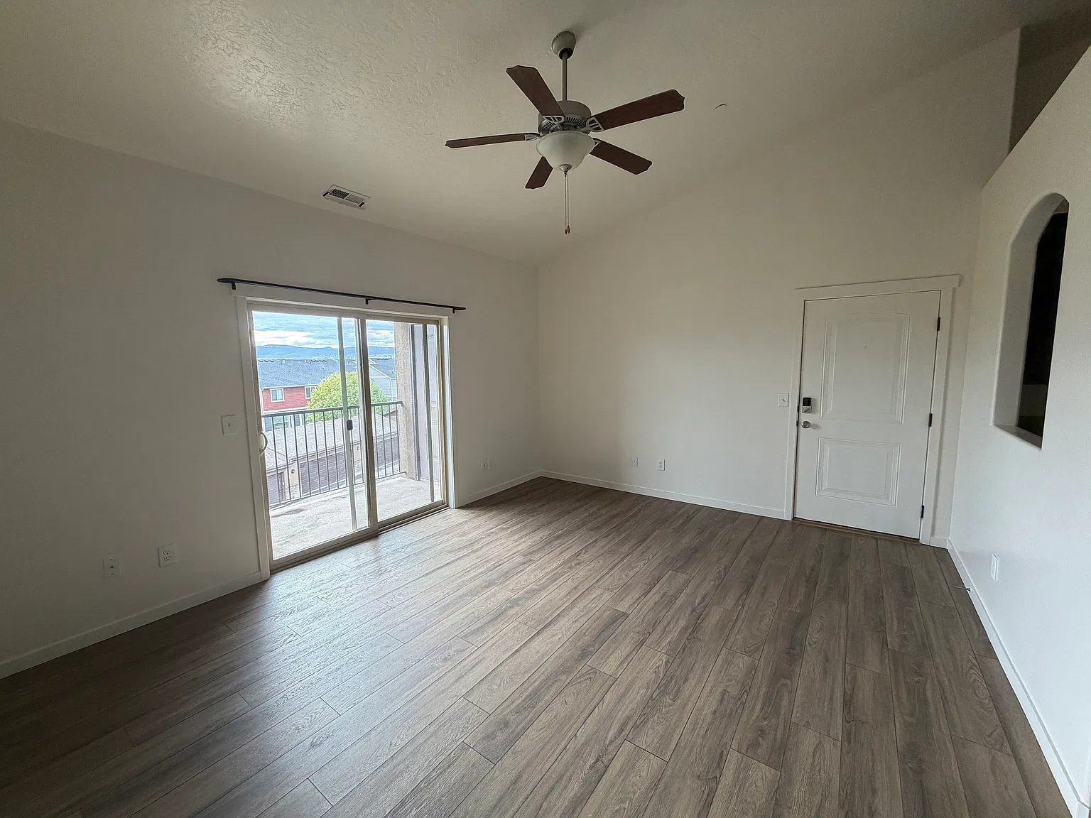 3 bed, 1278 sqft, $2,000 — Photo 4