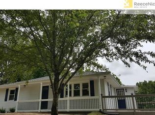 11105 NW Crooked Rd, Parkville, MO 64152