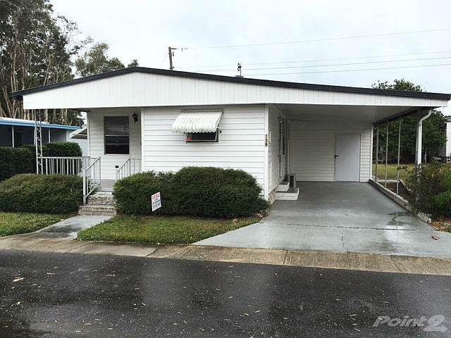 Cul-de-sac home across from the lake!