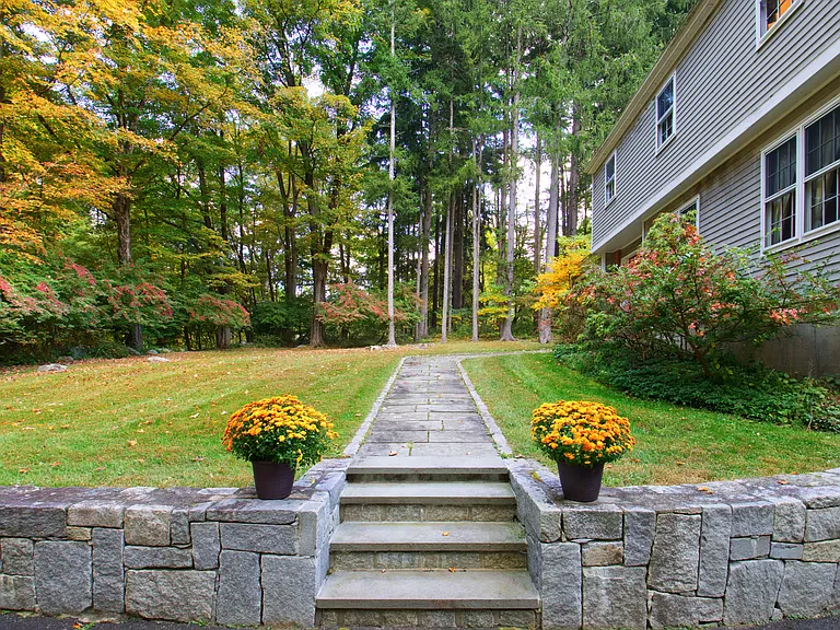 4 Pinecrest Dr — Photo 2