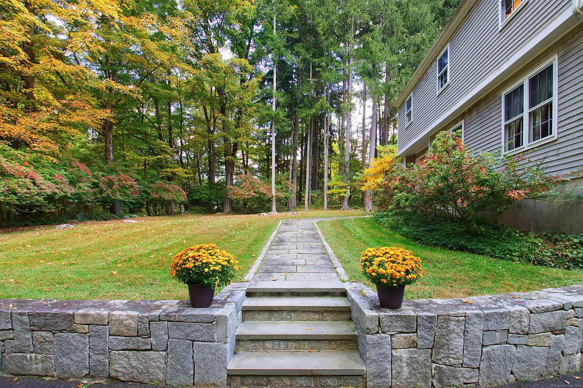 Building Photo - 4 Pinecrest Dr