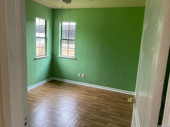 4th image of 545 W HARLAN AVE