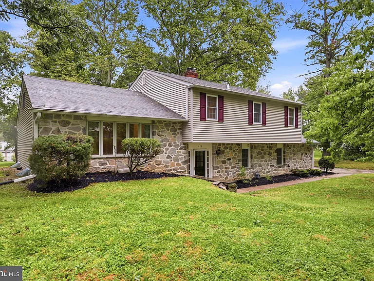 412 Yorkshire Rd — Photo 1