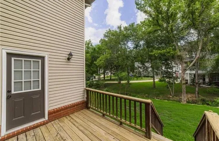 4 bed, 2.5 bath, 2400 sqft, $1,875 — Photo 3