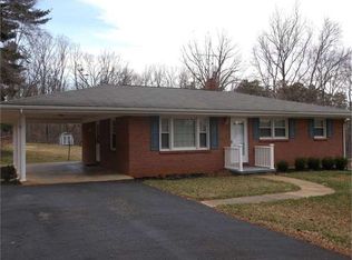 415 Oakwood Dr, Hurt, VA 24563