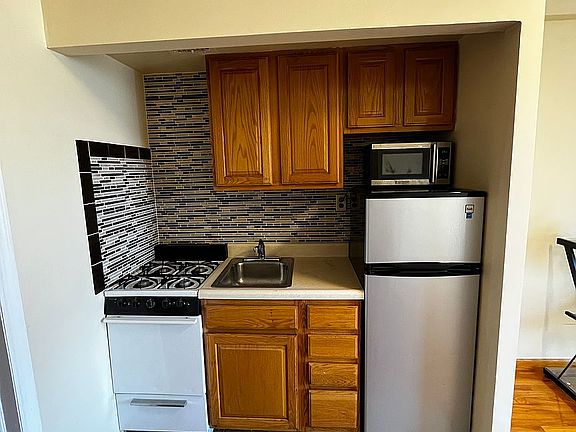 3rd image of 250 W 100th St #904