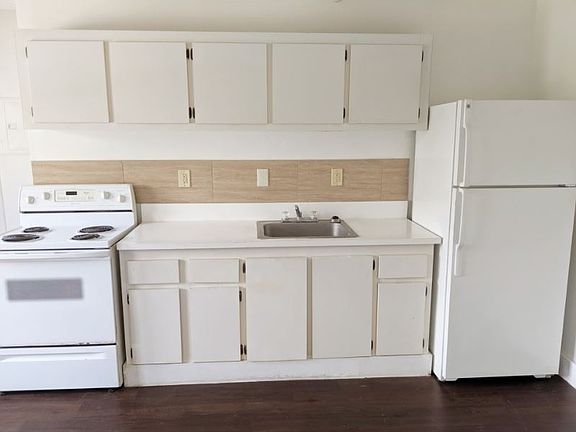 4th image of 220 23rd St APT 205