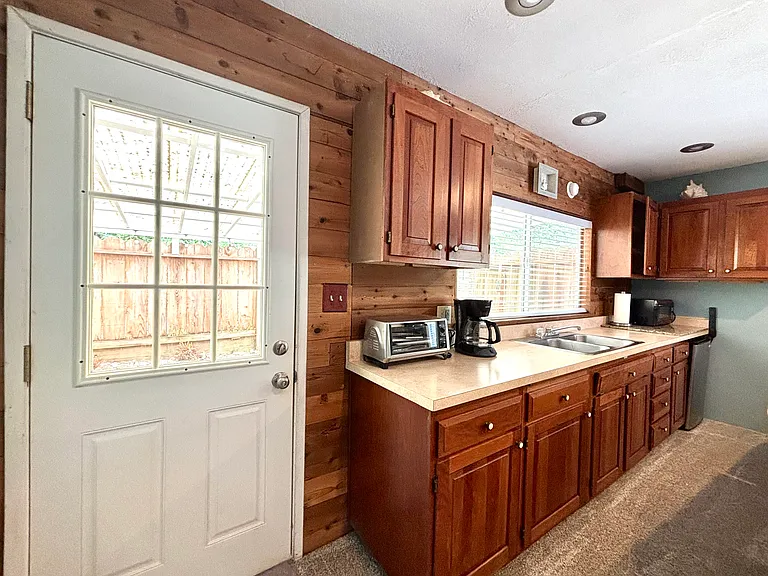 211 Earl Ct — Photo 16