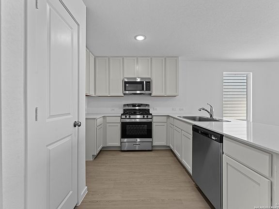 3rd image of 110 Ellendale Place