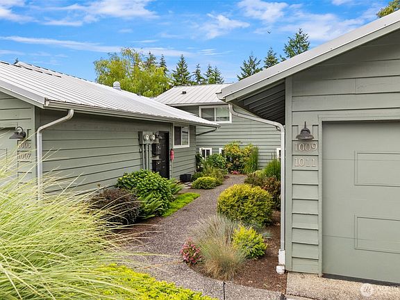 3rd image of 1011 Blue Heron Avenue NE