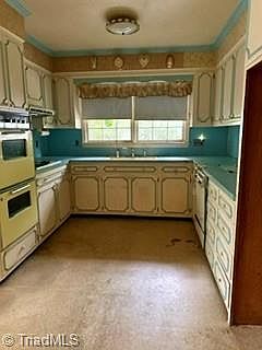 3rd image of 328 Robin Rd
